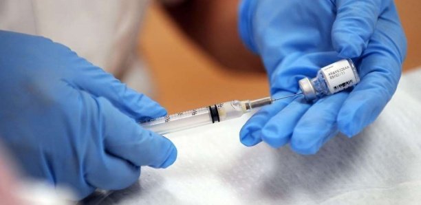 Coronavirus : près de 900 000 morts dans le monde, suspension des essais du vaccin d’Oxford