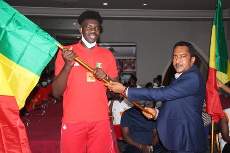 Afrobasket U18 en Egypte :  Le Ministre Ag Attaher a remis le drapeau national aux deux équipes nationales maliennes