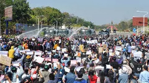 En Birmanie, les manifestants anti-coup d'État bravent les menaces de l'armée