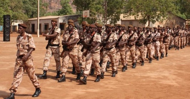 Garde nationale du Mali :  De nouvelles recrues issues du recrutement spécial présentées au Drapeau