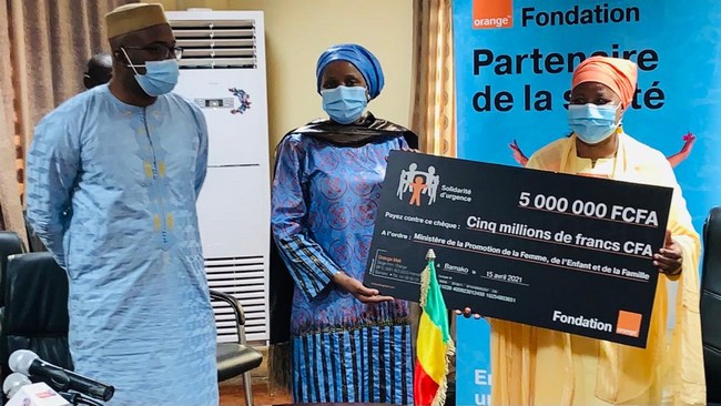 La Fondation Orange Mali remet 5 000 000 FCFA à Arby Halima Cissé enceinte de septuplés