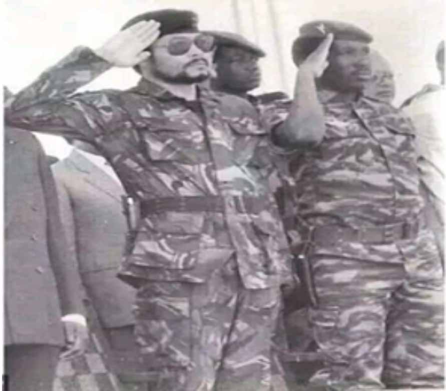 Salutations sous le Port de L’Uniforme de Deux Capitaines Peuple