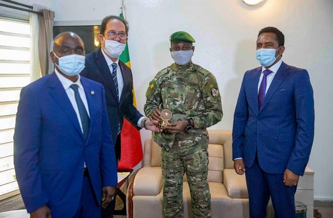 Visite du président de l'Acnoa, Moustapha Berraf au Mali : Médaille du mérite du sport africain décernée à Assimi Goïta et Mossa Ag Attaher  Bamako abritera les prochains Jeux Africains de la jeunesse de la Zone 2 en décembre prochain