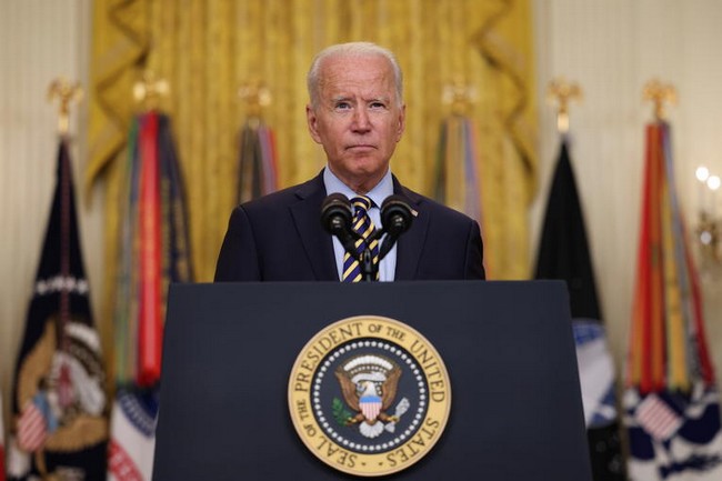 Biden promulgue une loi de finances de 1.700 milliards de dollars