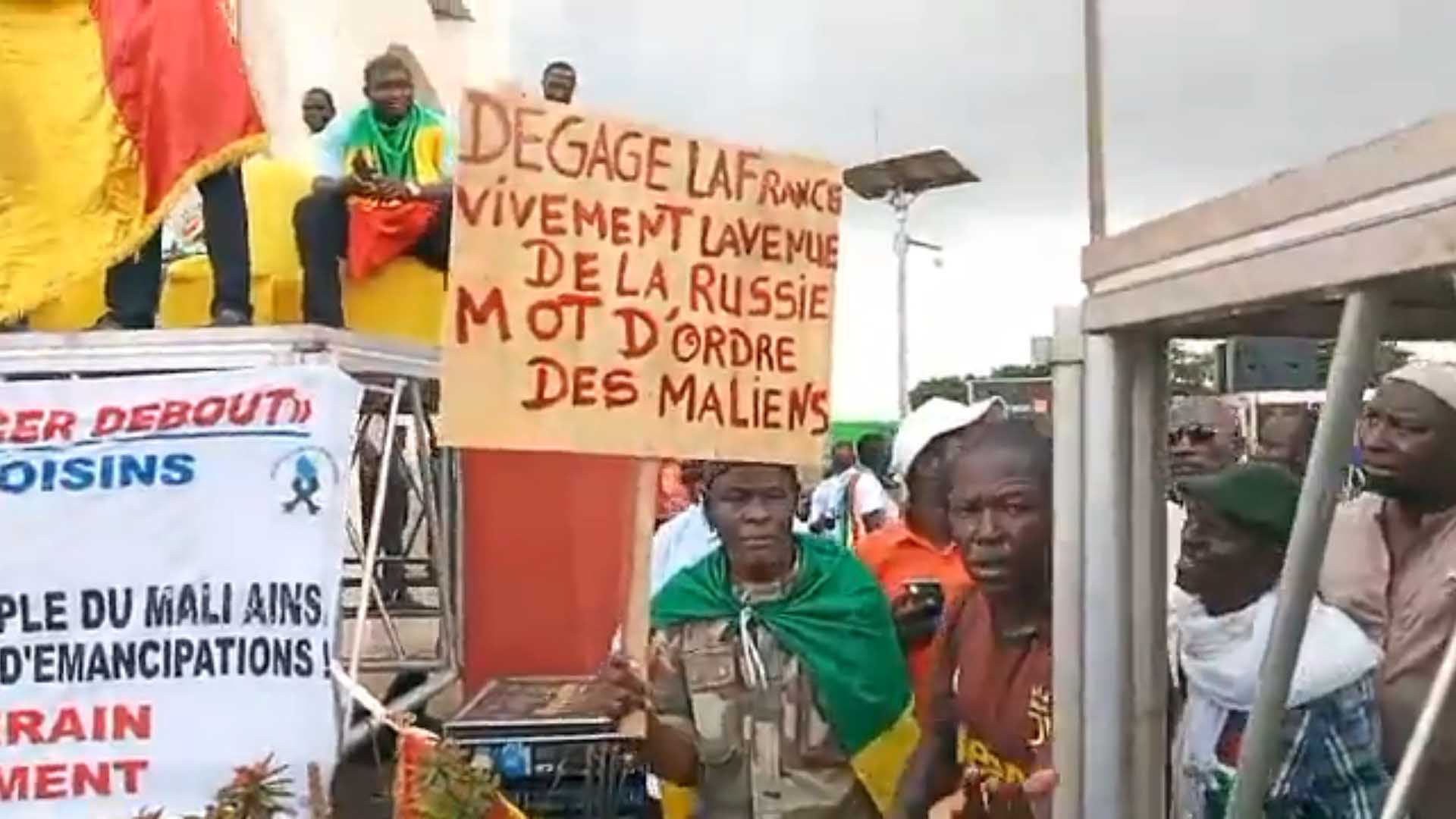 Mali: Manifestation en faveur des militaires et contre les pressions étrangères