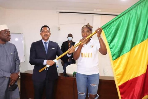 Afrobasket Cameroun 2021 :   Le ministre remet le drapeau à l’équipe nationale