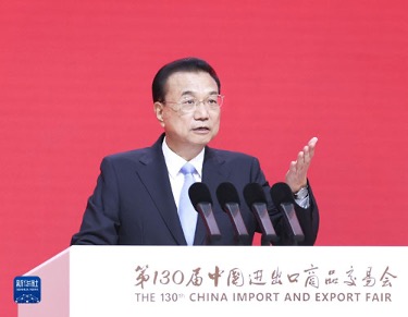 Li Keqiang participe à la cérémonie d'ouverture de la 130e session de la Foire d'importation et d'exportation de Chine et du Forum international commercial de la rivière des Perles, soulignant que la Chine s'engage toujours à élargir l'ouverture et à faciliter le libre-échange et entend partager les opportunités de développement avec les autres pays en vue d'un meilleur développement