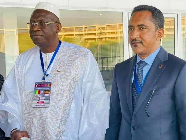 Le ministre Mossa Ag Attaher lors de la remise du drapeau aux Aigles du Mali pour la Can Cameroun-2021 : "Avec cette remise solennelle du drapeau national, vous êtes appelés sur le front de l'honneur pour défendre le Mali, notre patrie"