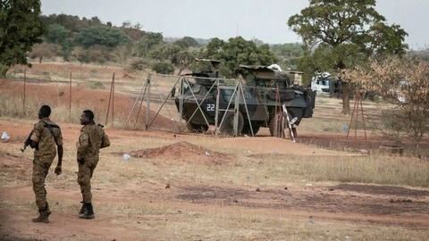 En route pour le Mali, un convoi militaire français reste bloqué au Burkina