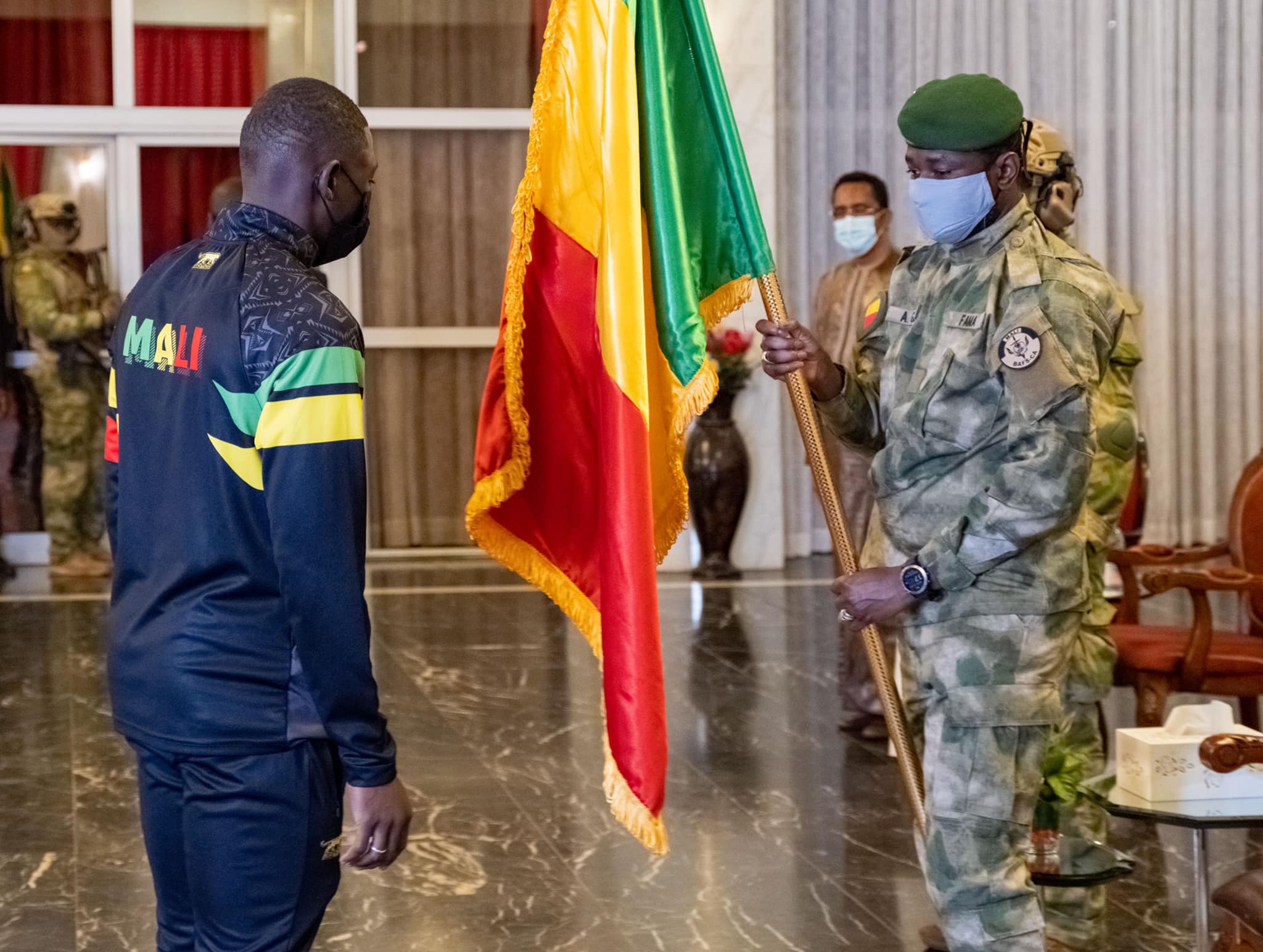 CAN Cameroun 2022: le Président de la Transition a remis le drapeau national aux Aigles Seniors