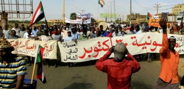 Soudan: des milliers de manifestants à Khartoum malgré la coupure de téléphone et internet