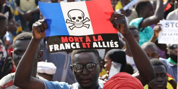 A vos plumes : La France entre duplicité et vaine arrogance en Afrique