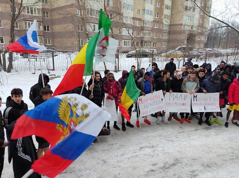 Soutien à la Russie ? Les manifestants maliens étonnement silencieux