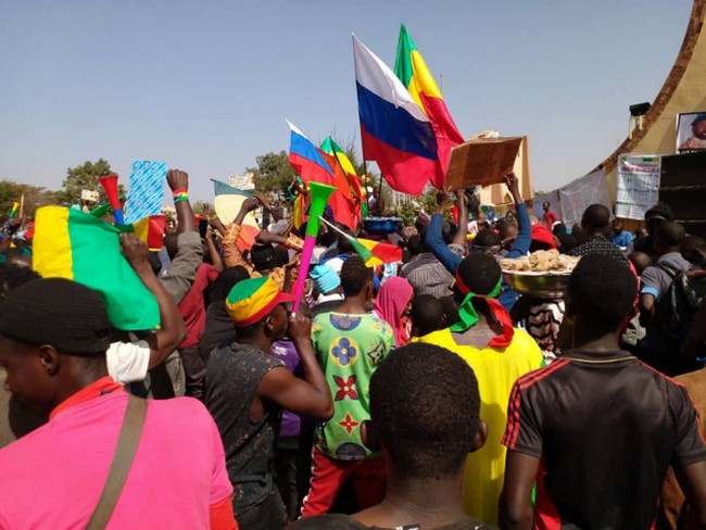 Sentiment anti-français au Mali :  Un mélange complexe de recherche identitaire et d’instrumentalisation politique.  Mais pas que….