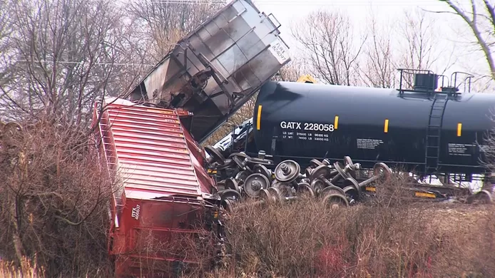 Un train déraille aux États-Unis, plusieurs wagons tombent à l'eau