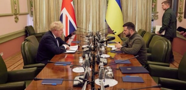 Boris Johnson offre à l'Ukraine des blindés et des missiles antinavires