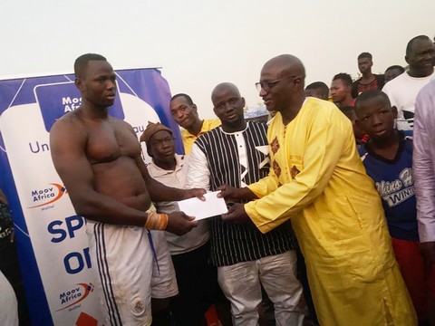 Gala de lutte traditionnelle de la ligue du district de Bamako : Hamidou Saibenko remporte le grand prix chez les poids lourds