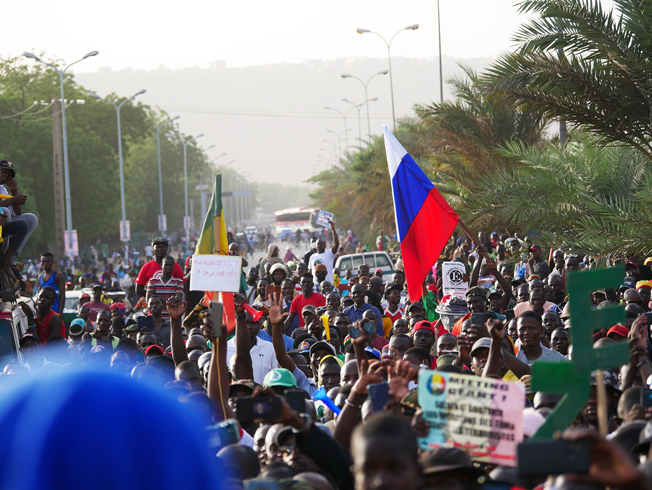 Armée et Transition Le soutien ne faiblit pas