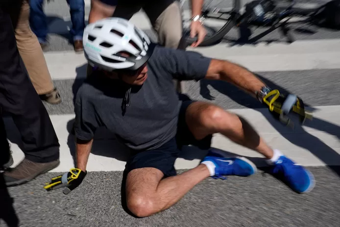 Joe Biden n'arrive pas à retirer sa chaussure de la pédale et tombe de son vélo