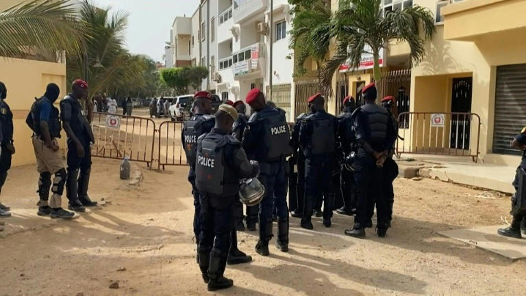 Sénégal: l'opposant Sonko encerclé chez lui dans un climat de tension préélectorale