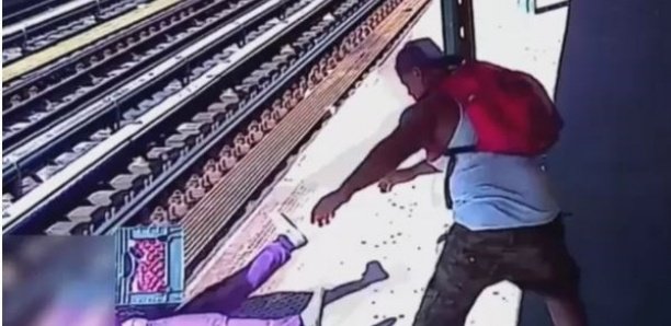 Une femme poussée sur les rails par un inconnu à New York