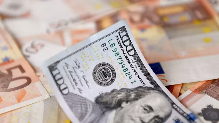 L'euro vaut moins d'un dollar, une première depuis fin 2002