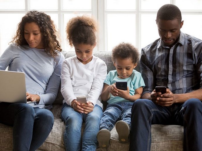 Réseaux sociaux :   Les progrès technologiques ont rendu le monde malléable à volonté par des puissances occultes