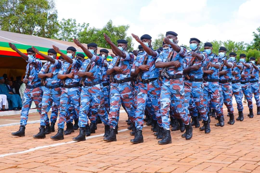 Porteurs d’uniforme :  Qui doit respecter la loi ?