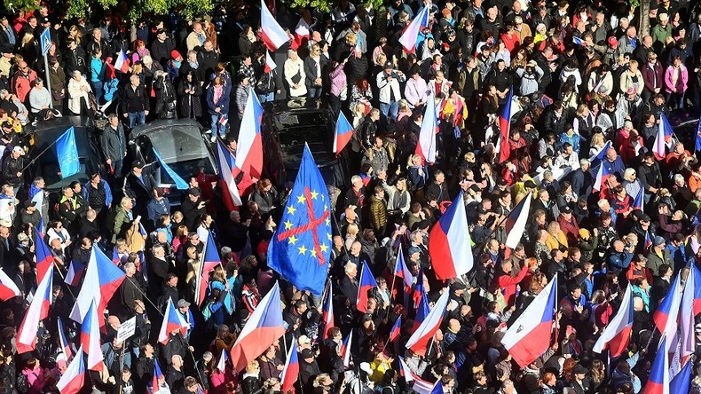 Des dizaines de milliers de personnes manifestent à Prague contre l'OTAN et l'UE