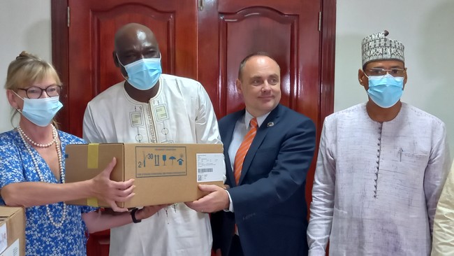 Mali : l’UNFPA, avec le financement de la coopération suédoise, offre des produits contraceptifs d’un coût de plus de 815 millions de FCFA au ministère de la Santé