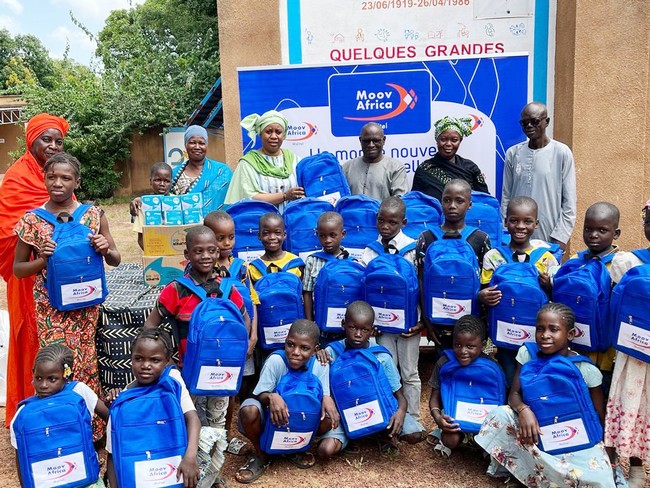 Mois de la solidarité : Moov Africa Malitel offre des kits scolaires à l'Amaldeme et au Vesos-Sanankoroba