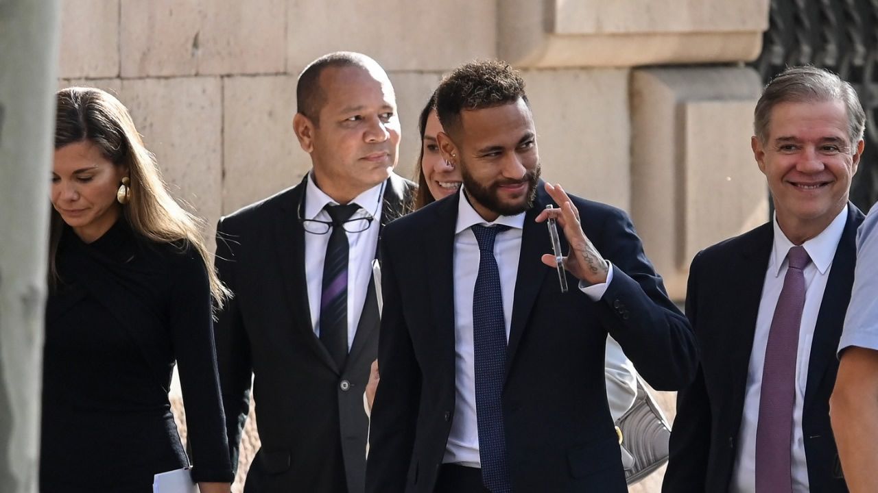 Neymar assure à son procès qu'il « signe » ce que son père lui « dit » de signer