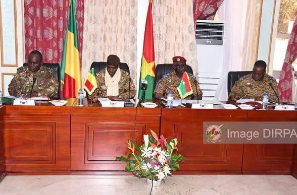 Le Mali et le Burkina Faso renforcent leur coopération militaire dans le but de rétablir la sécurité