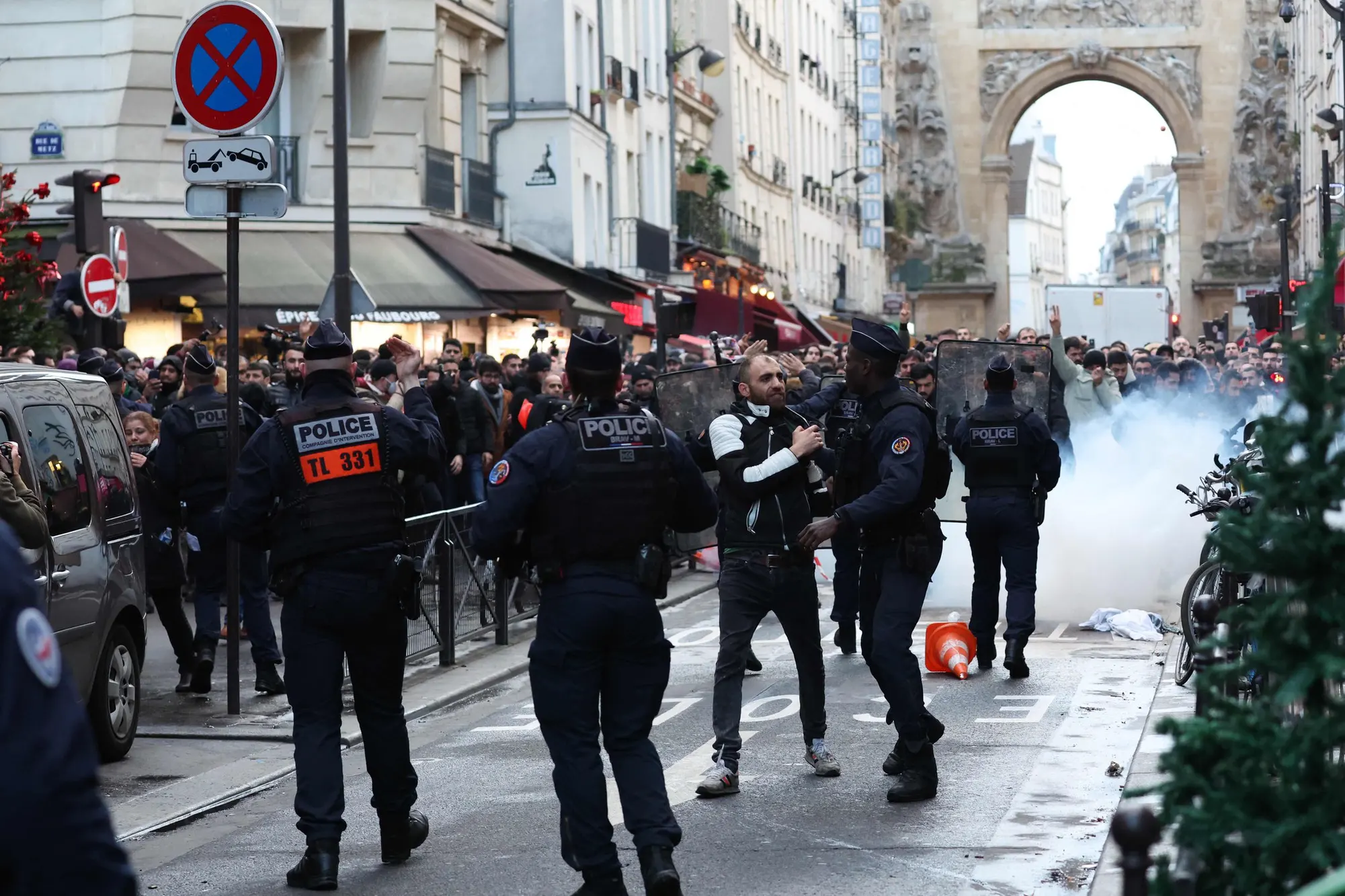 Paris : heurts avec les forces de l'ordre en marge du rassemblement des organisations kurdes (VIDEO)