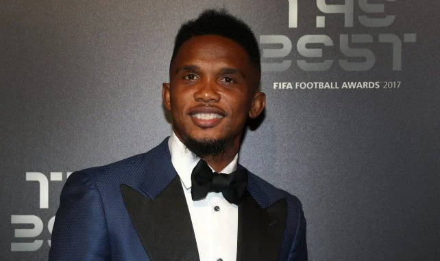 Samuel Eto'o frappe un supporter après Brésil-Corée du Sud !