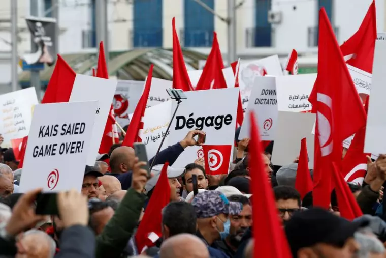 Des milliers de Tunisiens manifestent pour le 12e anniversaire de la révolution