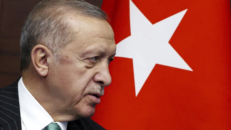 Séisme en Turquie: Erdogan demande finalement “pardon” pour des retards dans les secours