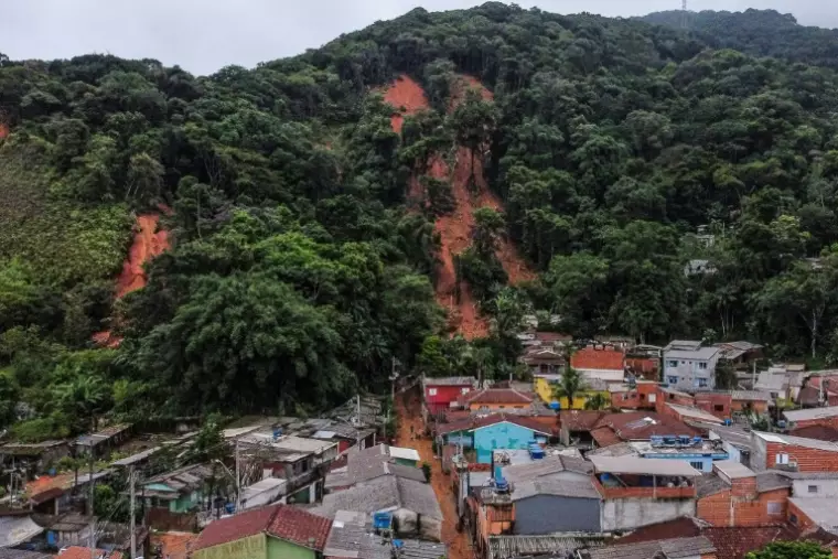 Inondations au Brésil: le bilan s'alourdit à 40 morts, Lula survole la zone sinistrée