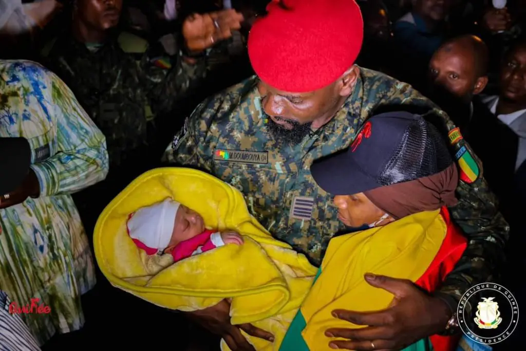 Guinée : Doumbouya accueille des Guinéens rapatriés de Tunis