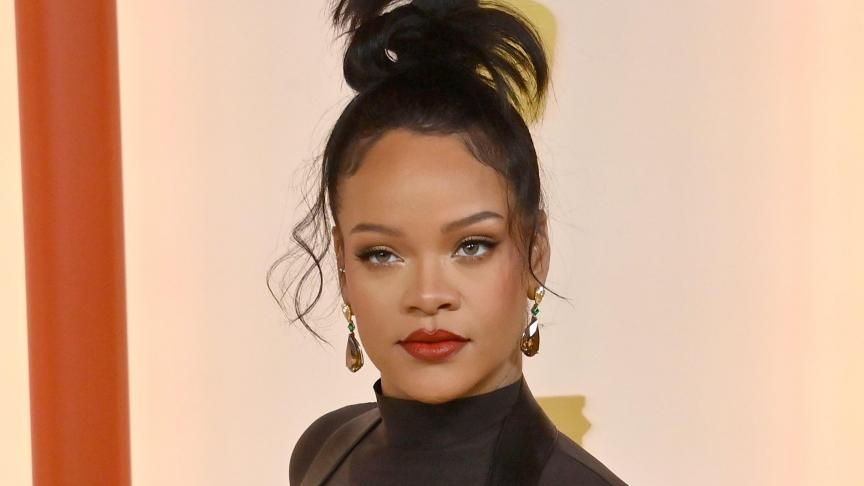 Un homme se présente au domicile de Rihanna pour la demander en mariage, avant d’être arrêté par la police (photo)