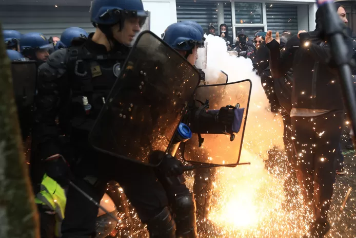 Des tensions éclatent durant le défilé du 1er mai en France: un policier brûlé par un cocktail Molotov