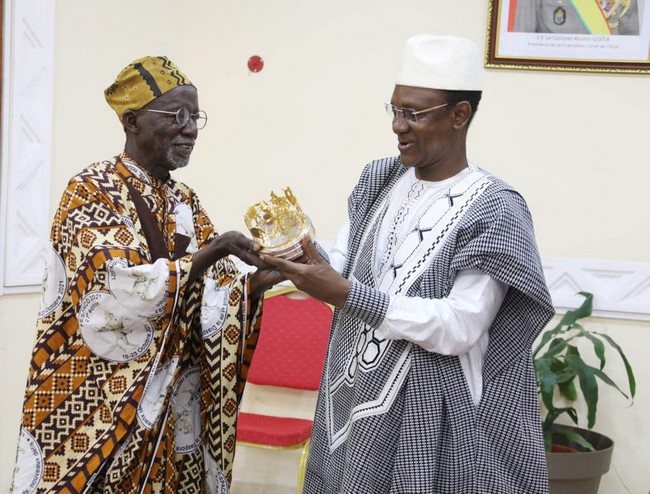 Lauréat du prix « Carosse d’Or «  Souleymane Cissé présente sa distinction à Choguel