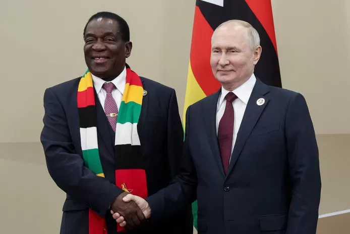 Poutine offre un hélicoptère présidentiel au Zimbabwe: “Cet oiseau sera bientôt dans nos cieux”