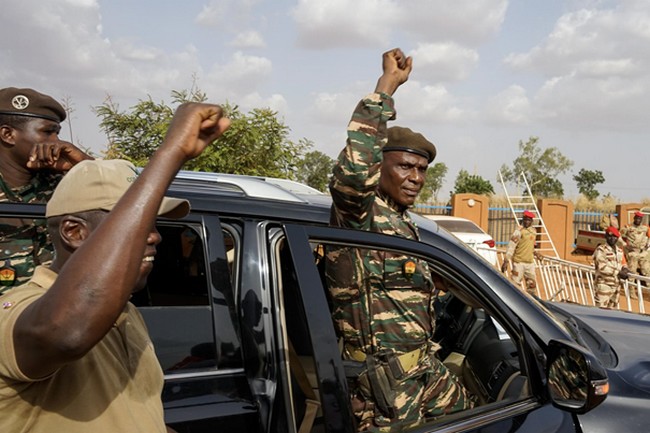 Macron annonce le retrait des soldats français du Niger :  “Une étape vers la souveraineté” pour le nouveau régime