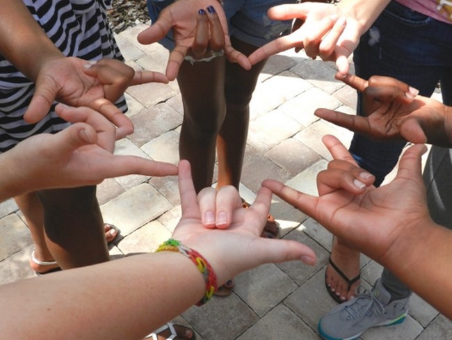 Journée internationale de la langue des signes :  Reconnaissance et inclusion