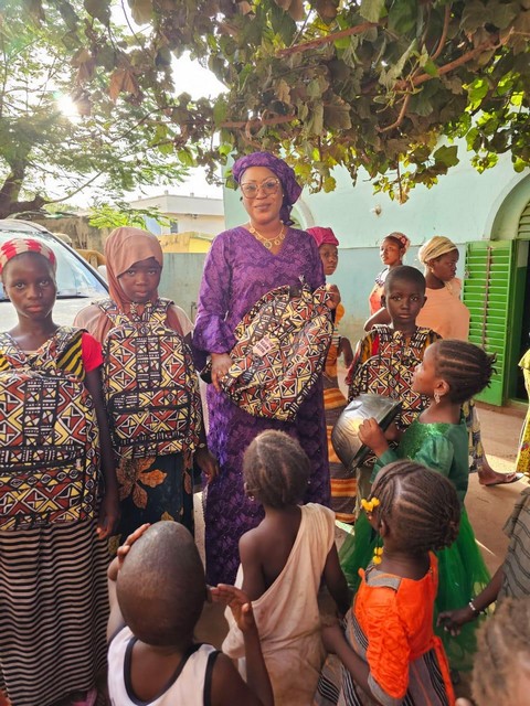 Rentrée scolaire 2023-2024 :  Aïché Baba Kéïta respecte la tradition avec des dons de Kits scolaires