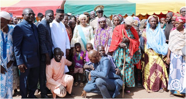 Le ministre Assa Badiallo Touré lors de la remise de dons  aux groupes vulnérables de la région de Ségou : "Le Président de la Transition a accepté dédier le tiers de son salaire pour les œuvres sociales de Kayes à Kidal…"