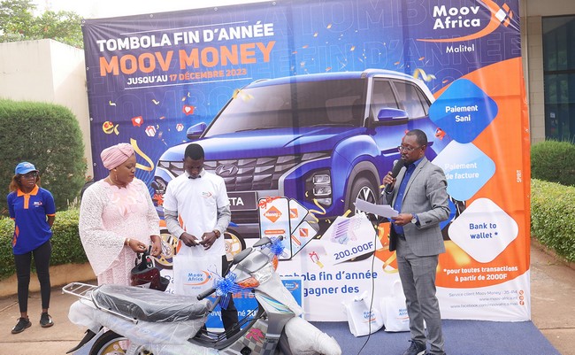 Tombola de fin d’année Moov Africa Malitel : Les heureux gagnants reçoivent leurs cadeaux