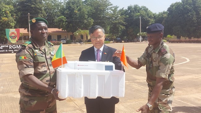 Mali : l’Ambassade de la Chine offre des machines à broder à l’association des femmes du Génie militaire d’une valeur de plus de 20 millions Fcfa