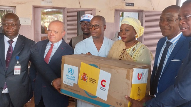 Mali : l’Ambassade d’Espagne, en collaboration avec l’OMS, offre des équipements médicaux d’une valeur de plus 263 millions de FCFA au CSREF de la Commune VI